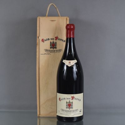 une bouteille de vin posée à côté d'une caisse en bois
