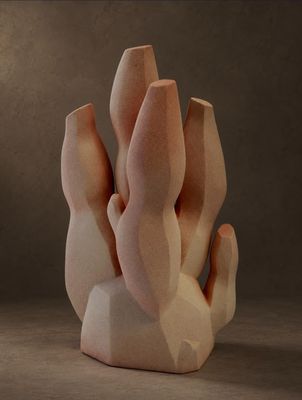 une sculpture représentant une main, réalisée en argile et posée sur une table