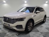 La Volkswagen Touareg blanche est garée sur un sol à damier