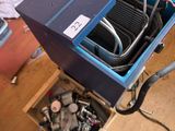 une boîte bleue contenant tout un tas de fils