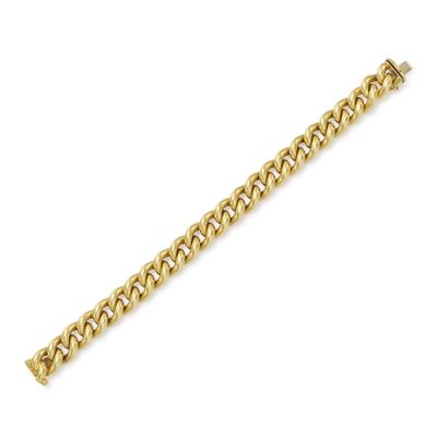 un bracelet en or jaune à maillons de type « curb »