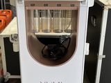 une machine posée sur un chariot dans une pièce