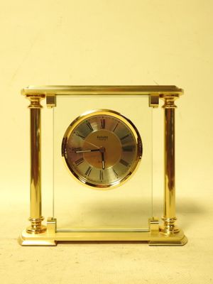 une horloge en or avec des chiffres romains