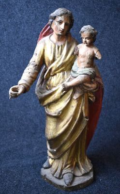 statue de Jésus tenant un enfant dans ses bras sur fond bleu