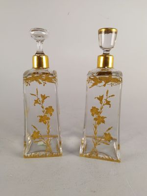 paire de flacons de parfum anciens en verre taillé, ornés de fleurs dorées