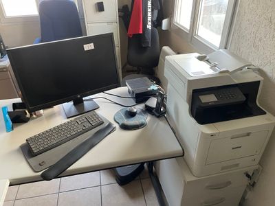 un bureau équipé d'un ordinateur et d'une imprimante