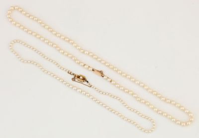 gros plan d'un collier de perles sur une surface blanche