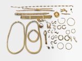 un assortiment de bijoux en or et en argent sur un fond blanc