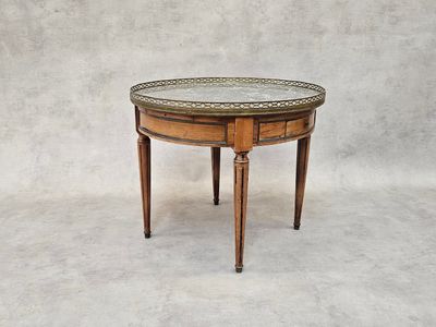 une vieille table en bois avec un plateau en verre sur fond blanc