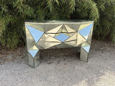 un banc fait de carreaux miroirs au bord de la route