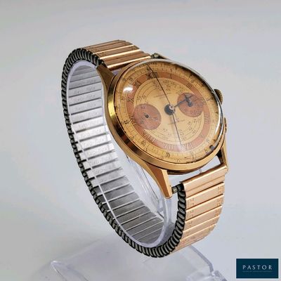 une montre exposée sur un support transparent