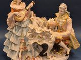 une figurine représentant un homme et une femme jouant d'un instrument de musique