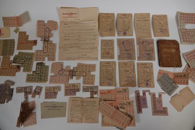 MILITARIA Cartes de ravitaillement de la 2ème Guerre Mondial…