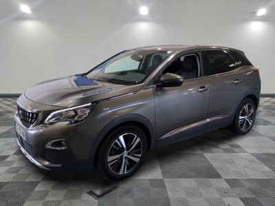 une voiture grise garée sur le sol en damier d'un garage