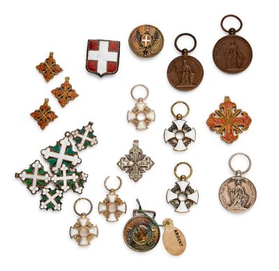 différents types de médailles et de porte-clés sur un fond blanc