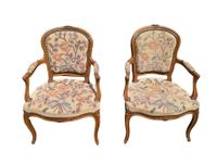 Paire de fauteuils en bois mouluré à dossier cabriolet, acco… (photo 3)