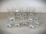 un grand nombre de verres posés sur une table