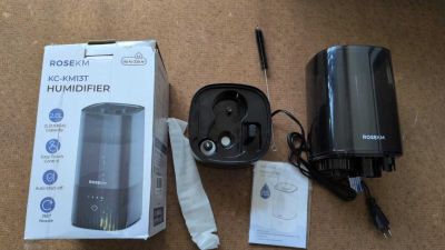 une boîte contenant un chargeur, un stylo et un chargeur, posée par terre