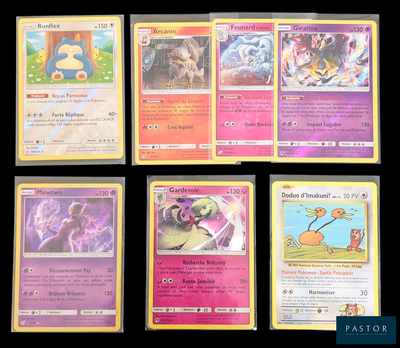 Plusieurs cartes Pokémon sont disposées sur une surface noire
