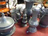 de nombreux vases en argent posés sur une table rouge