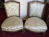 paire de chaises françaises anciennes avec des coussins rembourrés à motifs floraux