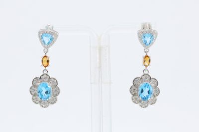 une paire de boucles d'oreilles ornées de topazes bleues et de citrines