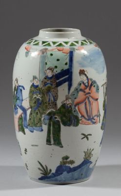 un vase blanc orné d'une peinture représentant des personnes