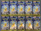 six paquets de cartes à collectionner Pokémon dans un présentoir
