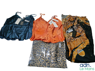 quatre types de vêtements différents sur fond blanc