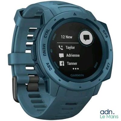La Garmin est une montre connectée dotée d'un bracelet bleu
