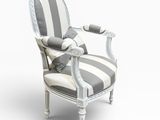 une image représentant une chaise rayée de blanc et de gris sur fond blanc