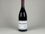 une bouteille de vin rouge posée sur une table