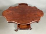 une vieille table en bois avec un petit tiroir en dessous