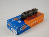 une boîte avec un train posée sur une table