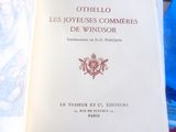 un livre posé sur une table
