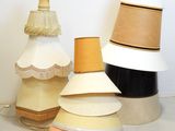trois lampes posées les unes à côté des autres sur le sol