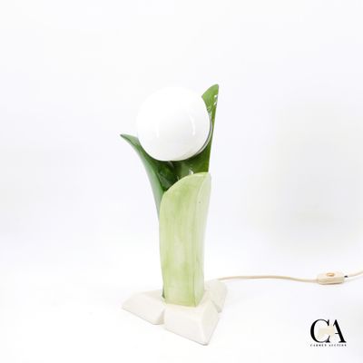 une fleur blanche posée dans un vase sur une table