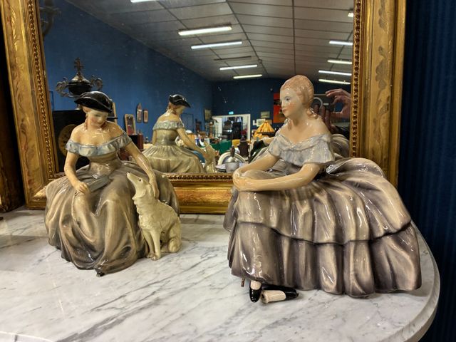 Deux sculptures « Jeune femme élégante » en céramique. Non signé 
