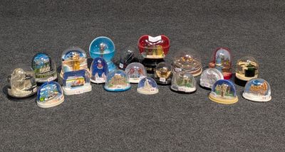beaucoup de figurines qui traînent par terre