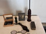 une image représentant une table sur laquelle se trouvent deux verres, un livre et une paire de lunettes