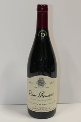 une bouteille de vin posée sur une table