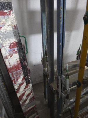 une échelle adossée au mur d'une pièce