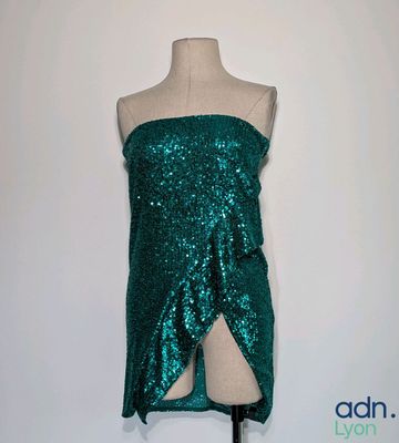 robe verte à paillettes sur un mannequin, mannequin, mannequin, mannequin, mannequin, mannequin, mannequin, mannequin, mannequin, mannequin, mannequin