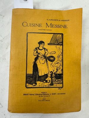 un livre jaune sur lequel figure l'image d'une femme en train de cuisiner dans une cuisine