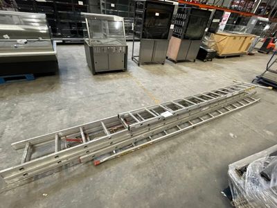 une grande pièce avec de nombreux objets métalliques par terre