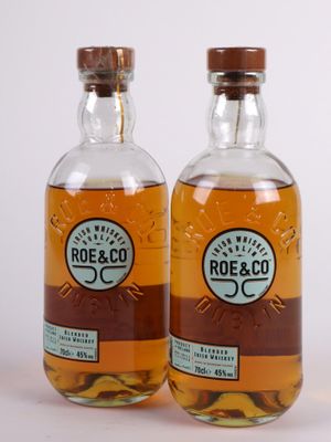 deux bouteilles de bourbon « Small Batch » de Roe & Co