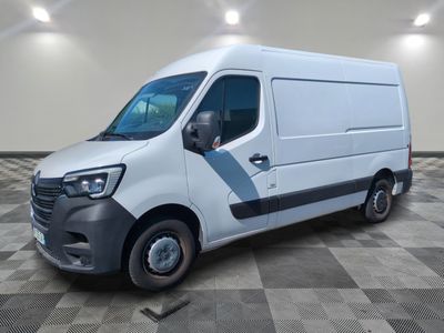 la camionnette blanche est garée sur un sol carrelé en damier