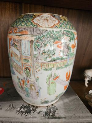 un vase posé sur une étagère