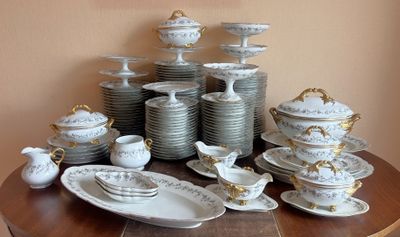 beaucoup d'assiettes et de bols sur la table