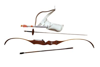 Ensemble arc, flèches et carquois pour la chasse à l'arc, sur fond blanc